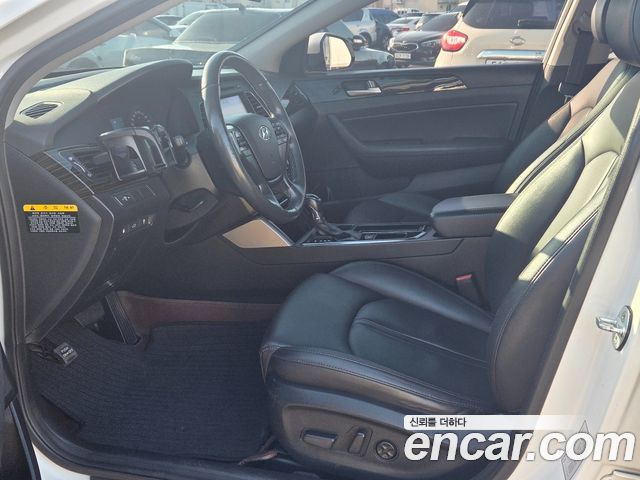 Hyundai Sonata — interior