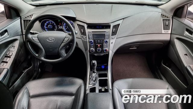 Hyundai Sonata — interior