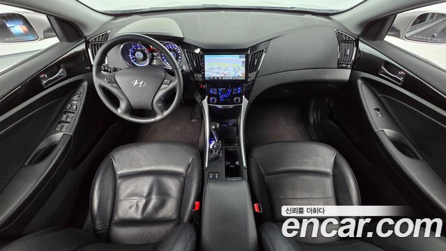 Hyundai Sonata — interior