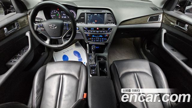 Hyundai Sonata — interior
