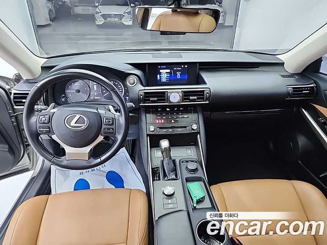 Lexus IS — interior