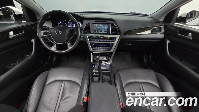Hyundai Sonata — interior