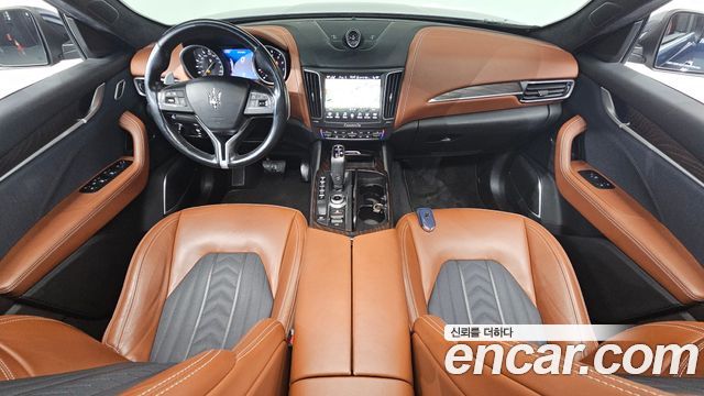 Maserati Levante — interior