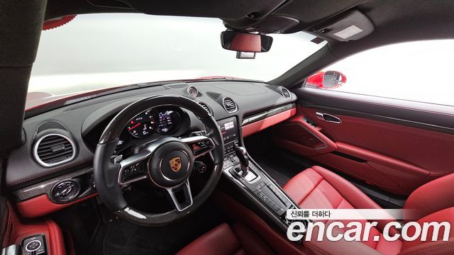 Porsche 718 — interior