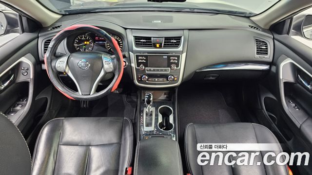 Nissan Altima — interior