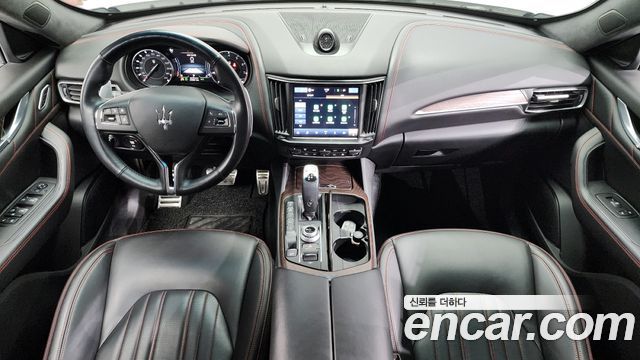 Maserati Levante — interior