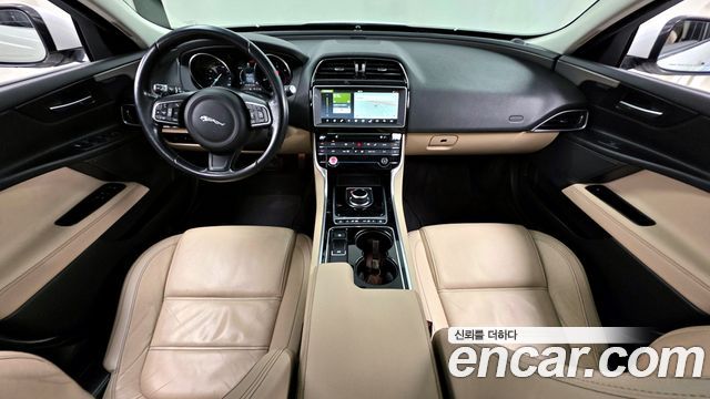 Jaguar XE — interior