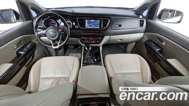Kia Carnival — interior