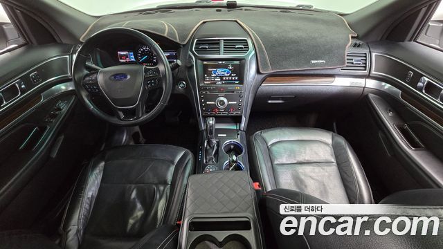 Ford Explorer — interior