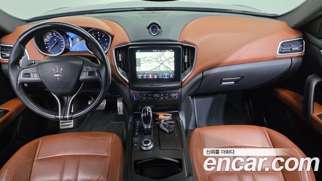 Maserati Ghibli — interior