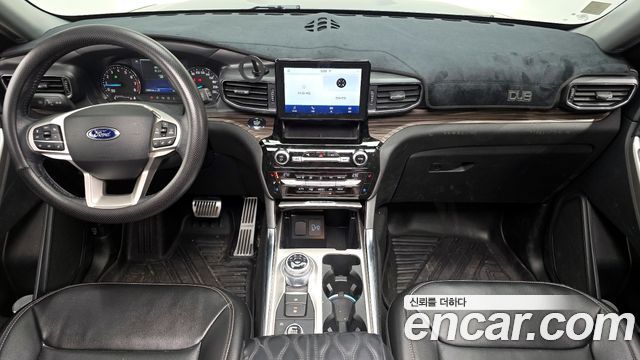 Ford Explorer — interior