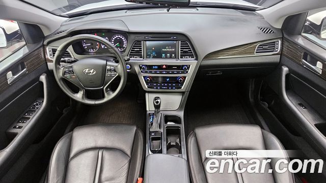 Hyundai Sonata — interior