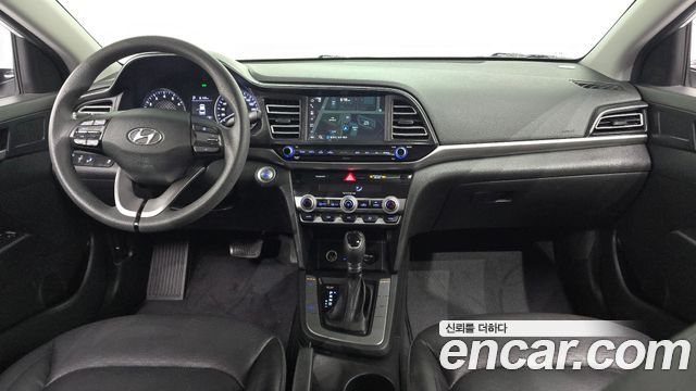 Hyundai Avante — interior