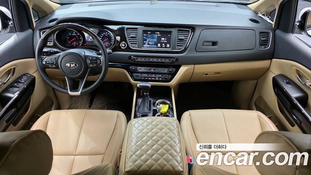 Kia Carnival — interior