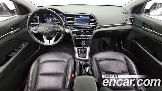 Hyundai Avante — interior