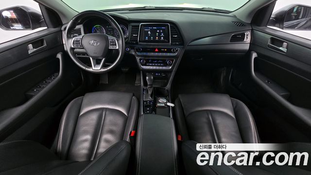 Hyundai Sonata — interior