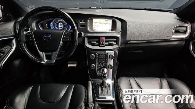 Volvo V40 — interior