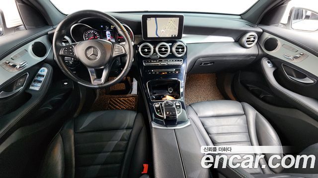 Mercedes-Benz GLC-Class — interior