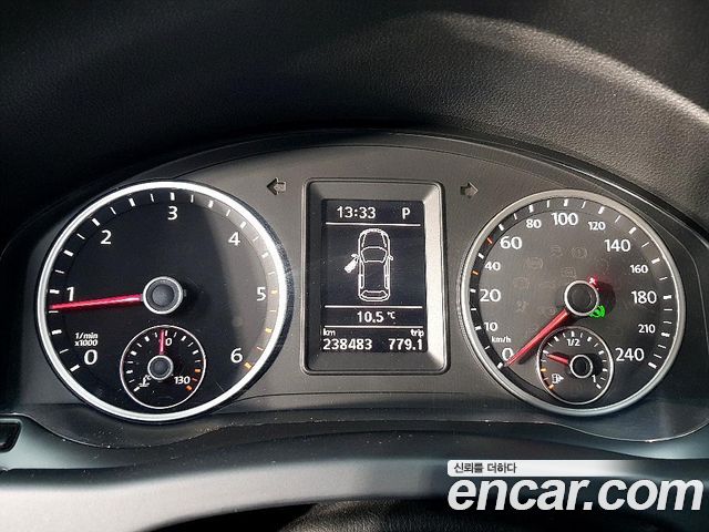 Volkswagen Tiguan — interior