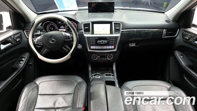 Mercedes-Benz M-Class — interior