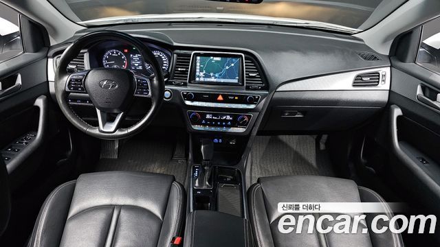Hyundai Sonata — interior