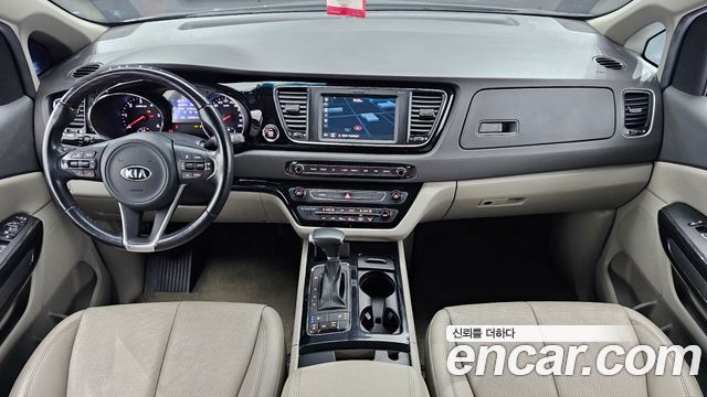Kia Carnival — interior