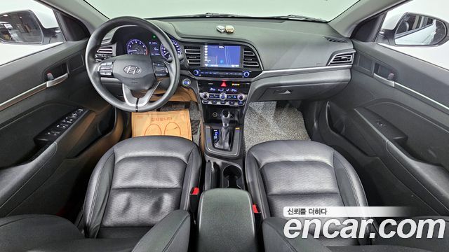 Hyundai Avante — interior