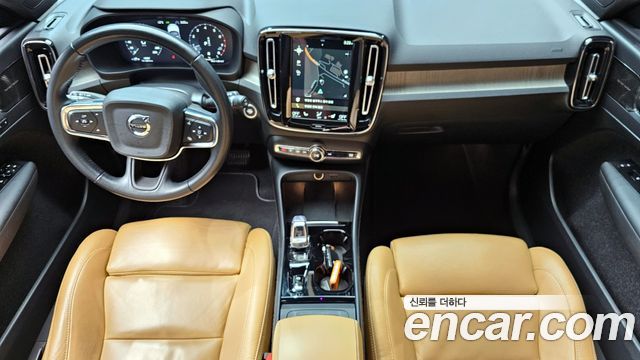 Volvo XC40 — interior