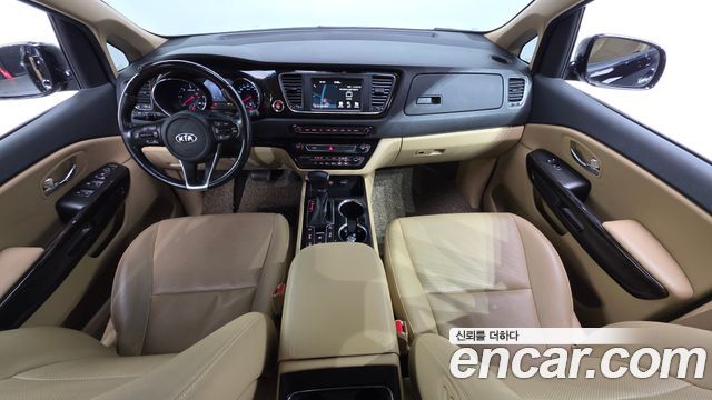 Kia Carnival — interior