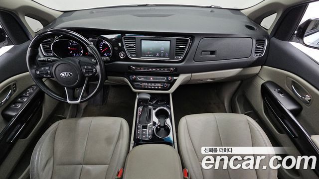 Kia Carnival — interior