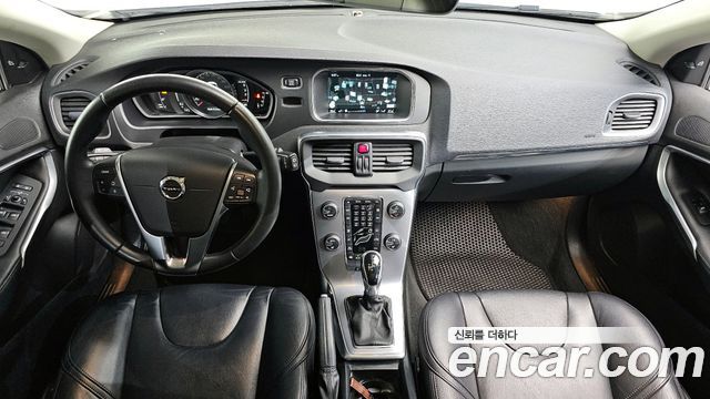 Volvo V40 — interior