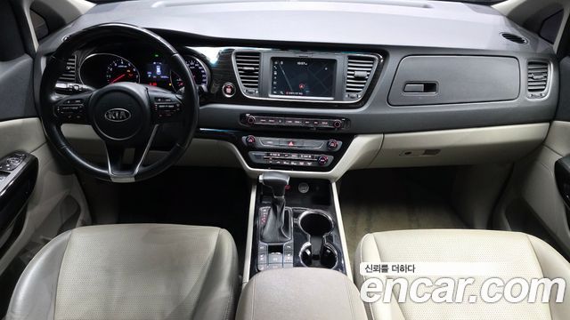 Kia Carnival — interior