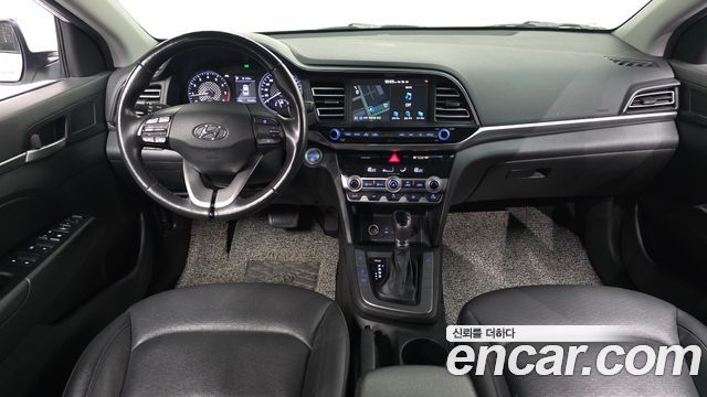 Hyundai Avante — interior