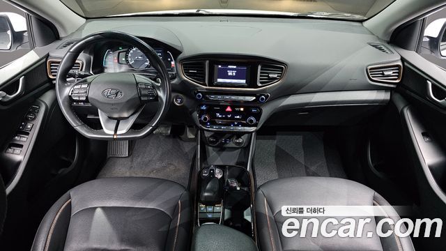 Hyundai Ioniq — interior