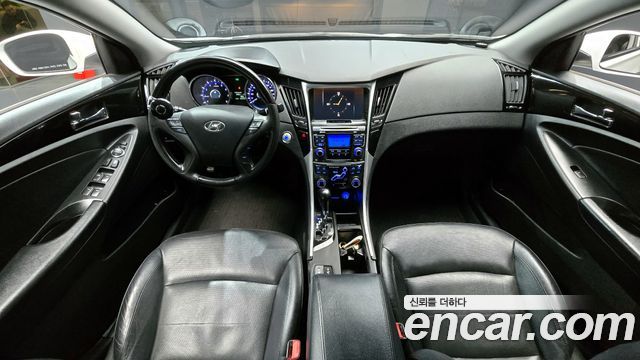 Hyundai Sonata — interior