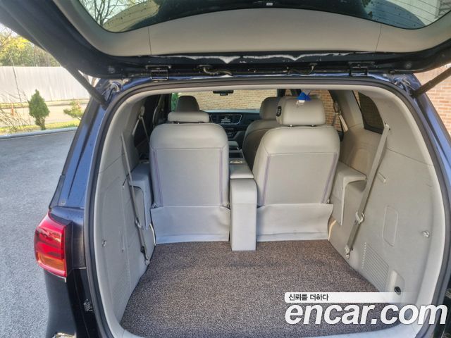 Kia Carnival — interior
