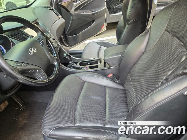 Hyundai Sonata — interior