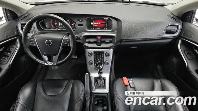 Volvo V40 — interior
