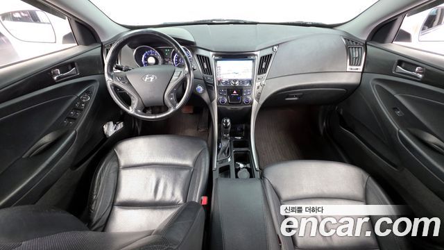 Hyundai Sonata — interior