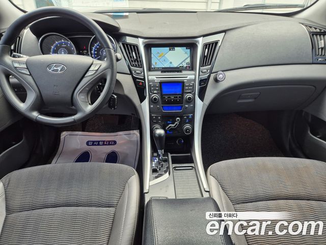 Hyundai Sonata — interior