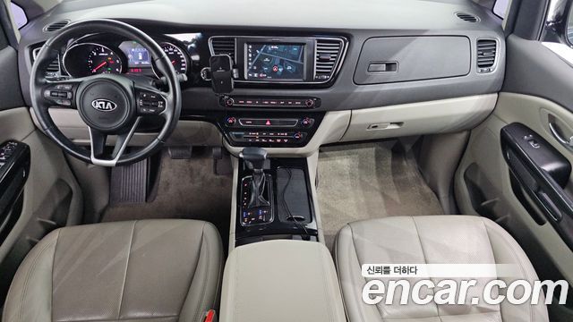 Kia Carnival — interior