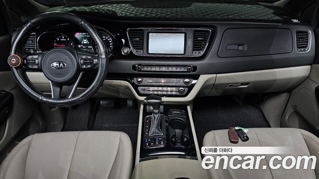 Kia Carnival — interior