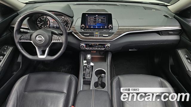 Nissan Altima — interior