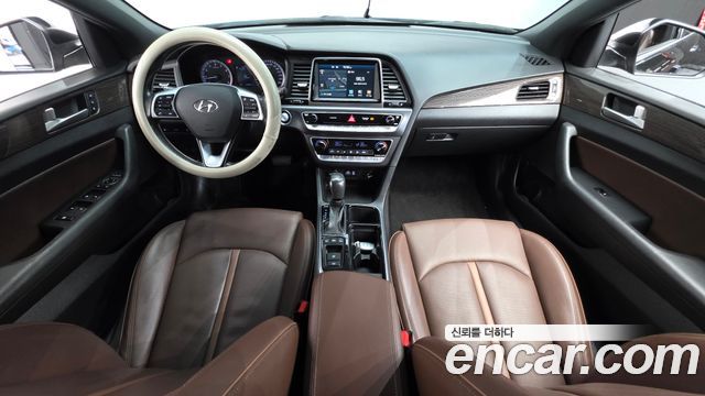 Hyundai Sonata — interior