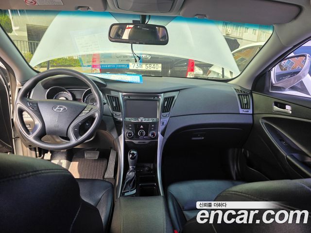 Hyundai Sonata — interior