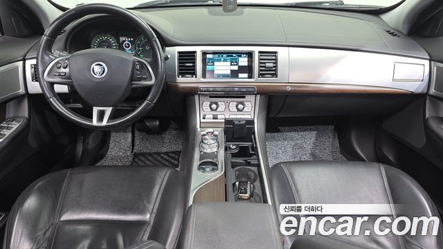 Jaguar XF — interior