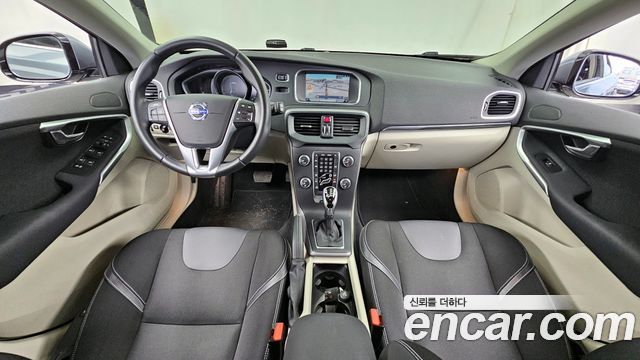 Volvo V40 — interior
