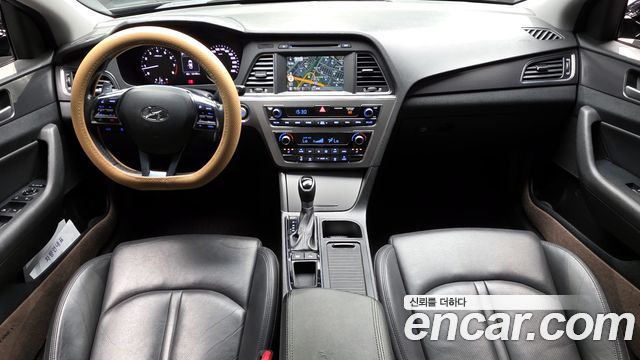 Hyundai Sonata — interior