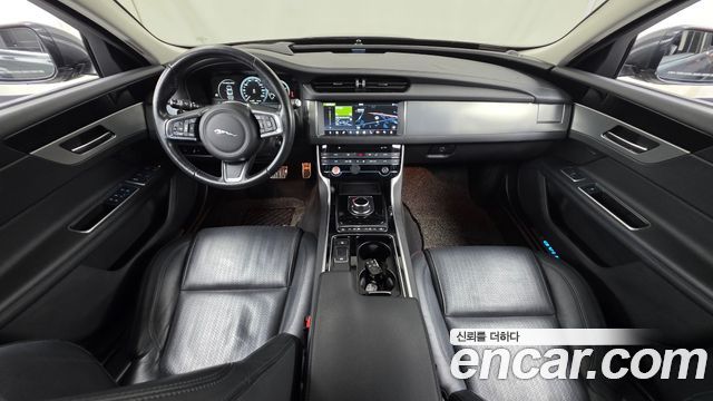 Jaguar XF — interior