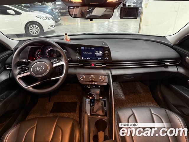 Hyundai Avante — interior